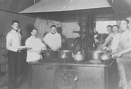 Kokken og hans hjælpere laver mad
