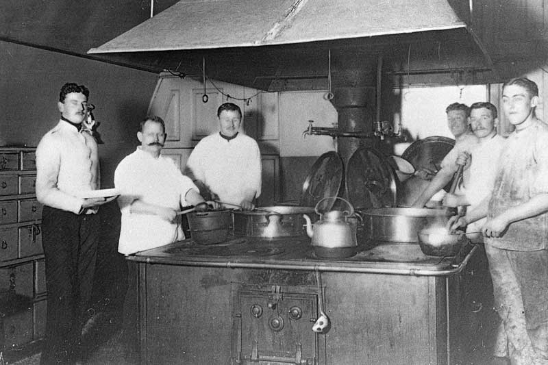 Der laves mad på det brændeopfyrede støbejernskomfur